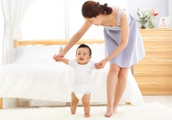 南寧月嫂公司：生了孩子請(qǐng)?jiān)律┻€是請(qǐng)婆婆來(lái)照顧，這四點(diǎn)是關(guān)鍵！